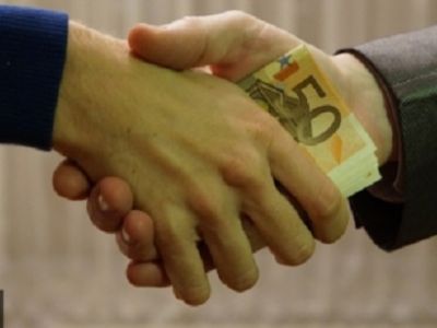 Взятка. Фото: rueconomics.ru Взятка. Фото: rueconomics.ru